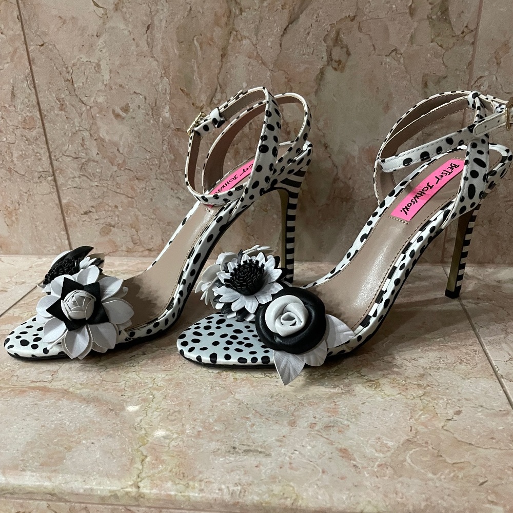Betsey Johnson Black and White heels
